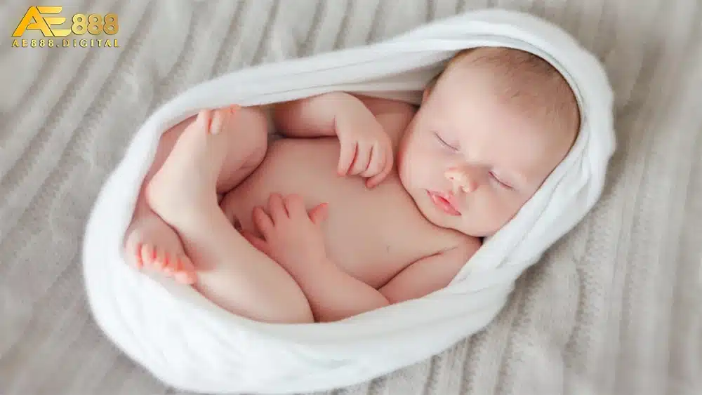 Nằm mơ thấy mình sinh con một cách dễ dàng chứng tỏ bạn đang rất vui vẻ, lạc quan.